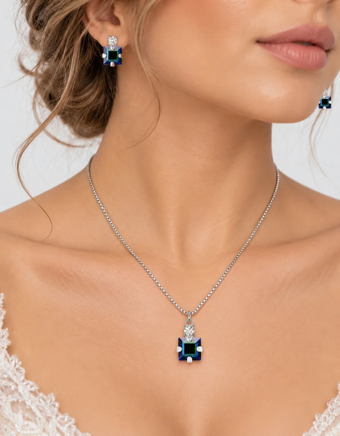 Crystal necklace set for brides and bridesmaid and can be worn for cocktail events, gala dinners