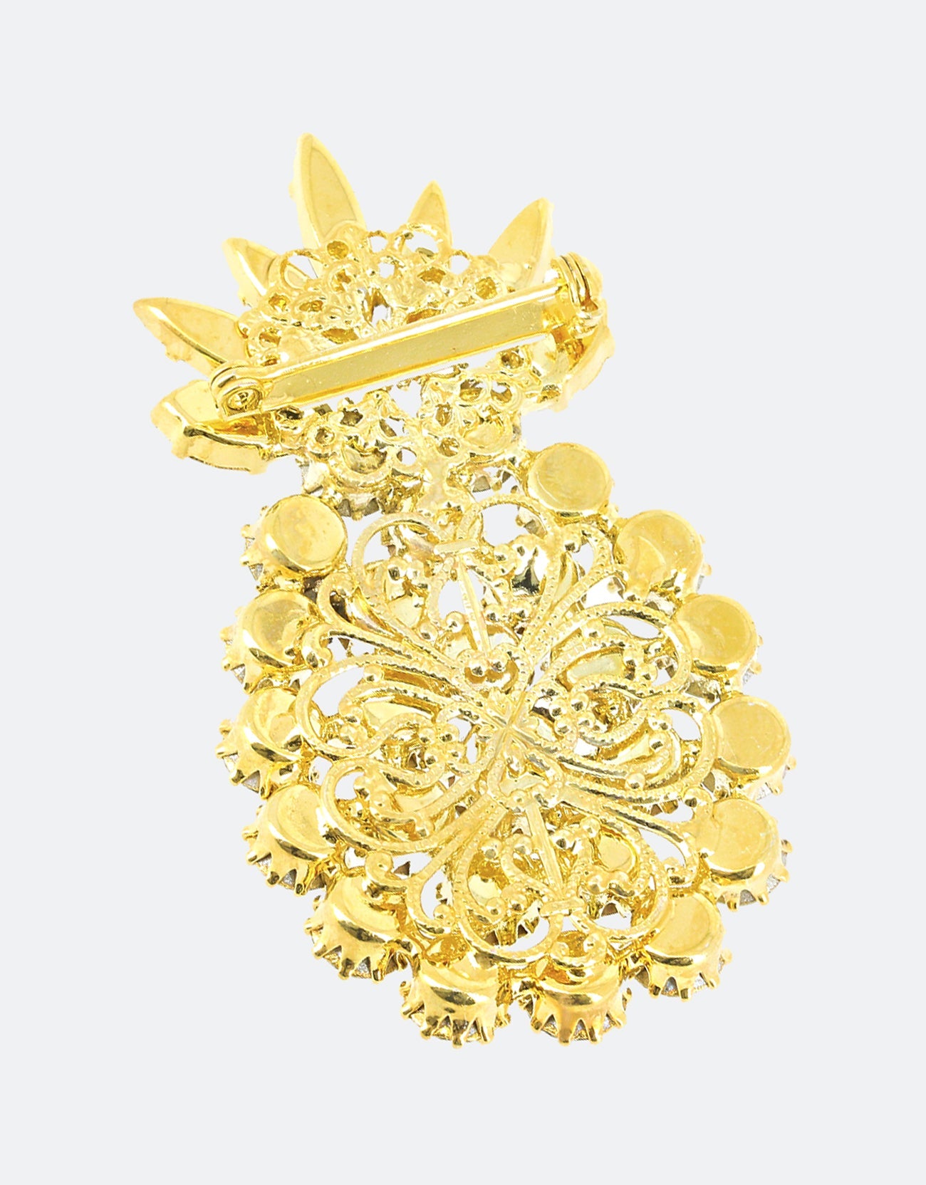 golden brooch in ananas shape for beach weddings